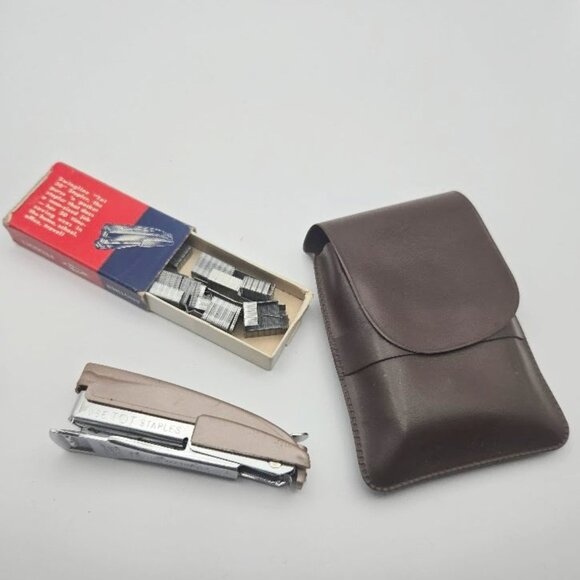 Vintage early 60s swingline deluxe tot mini stapler, staples, and case. - Picture 1 of 1